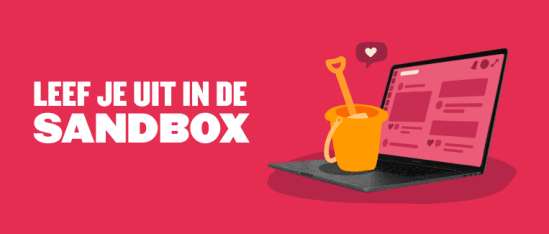 leef je uit in de sandbox, laptop with sandbox bucket and shovel on pink background